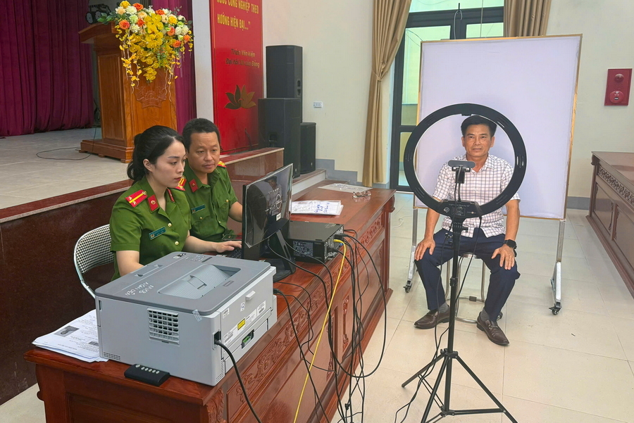 Công an phường Vinh Hưng thu nhận hồ sơ cấp đổi thẻ đảng viên