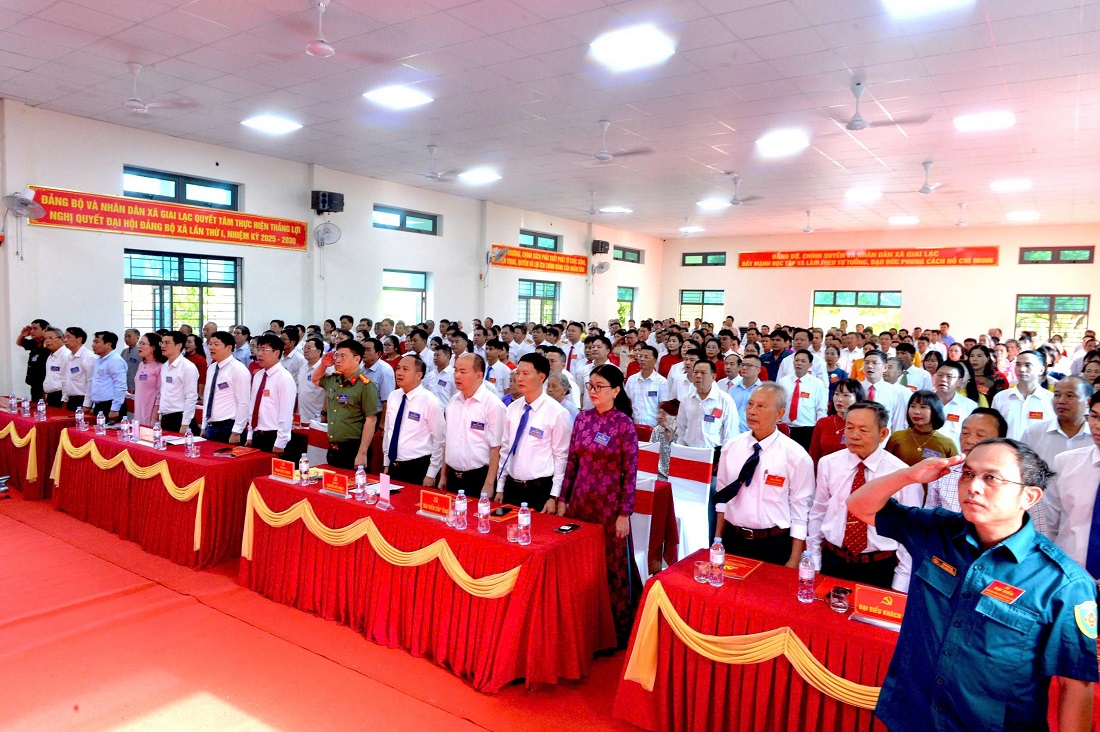 Các đại biểu tham dự Đại hội thực hiện nghi thức chào cờ