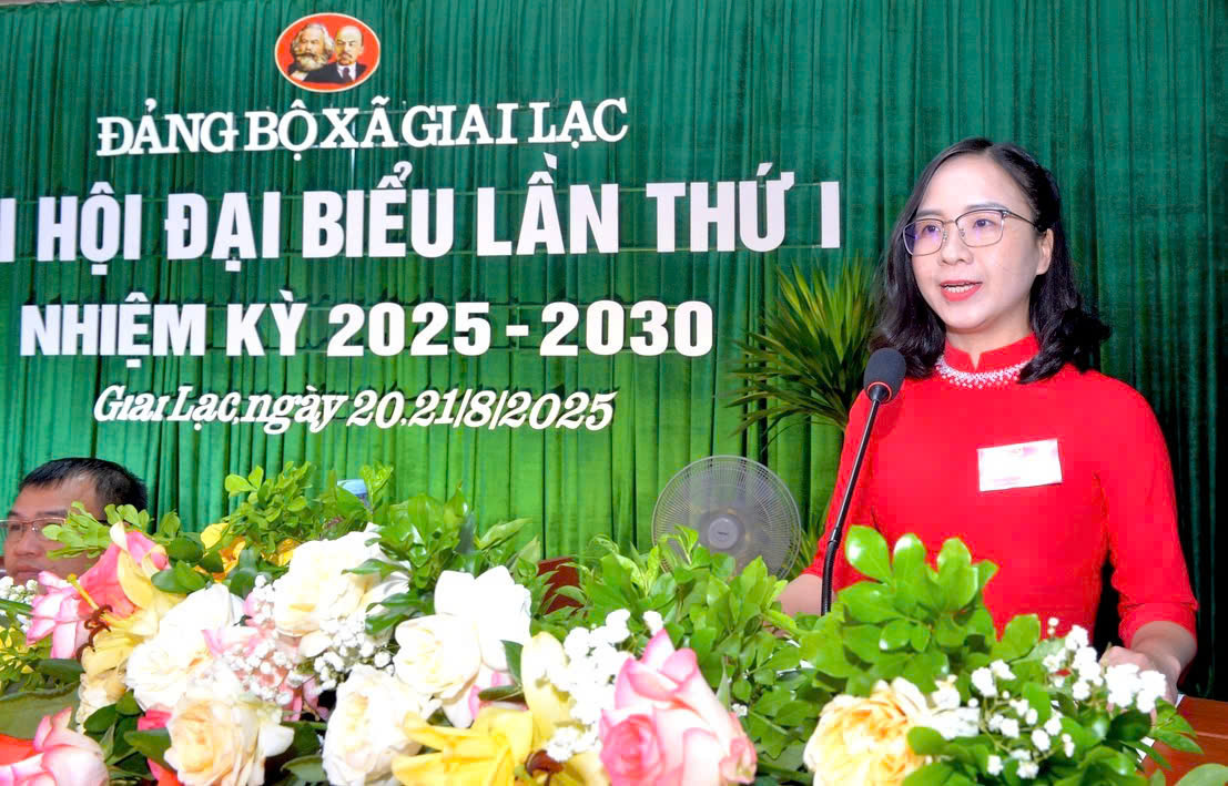 Đồng chí Phạm Thị Huyền Trang, Phó Bí thư Thường trực Đảng ủy xã trình bày báo cáo chính trị tại Đại hội