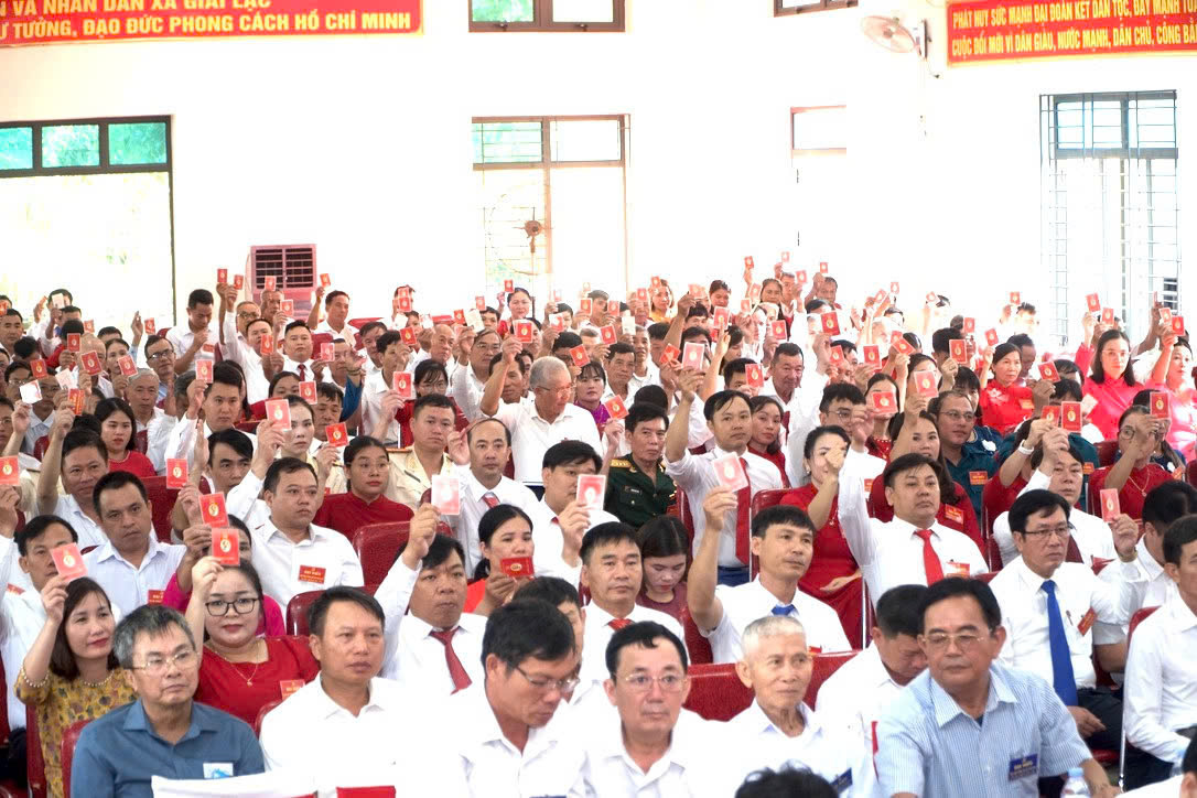 Các đại biểu biểu quyết thông qua dự thảo Nghị quyết Đại hội