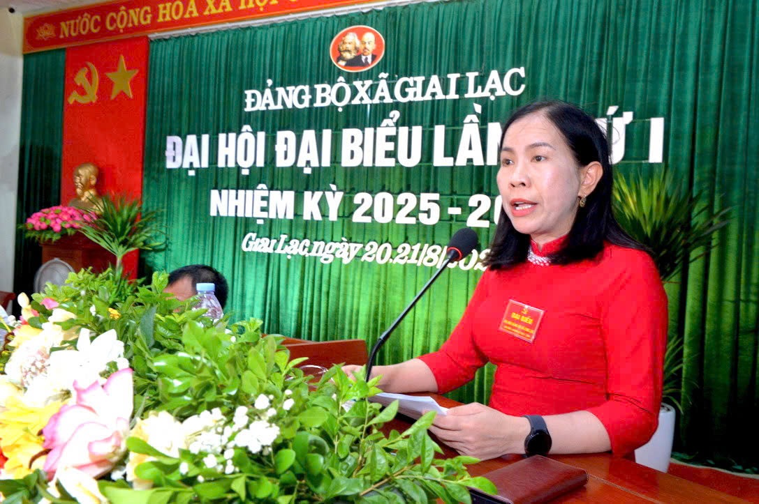 Đồng chí Nguyễn Thị Vân - Phó Bí thư Đảng ủy, Chủ tịch UBND xã phát biểu tại Đại hội