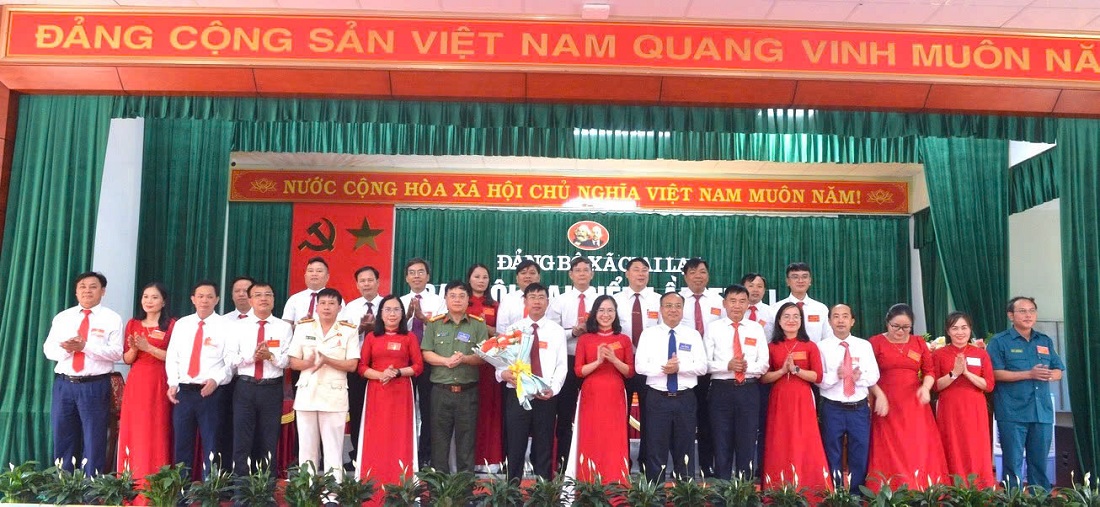 Ban Chấp hành Đảng bộ xã Giai Lạc nhiệm kỳ 2025 - 2030 ra mắt, nhận nhiệm vụ