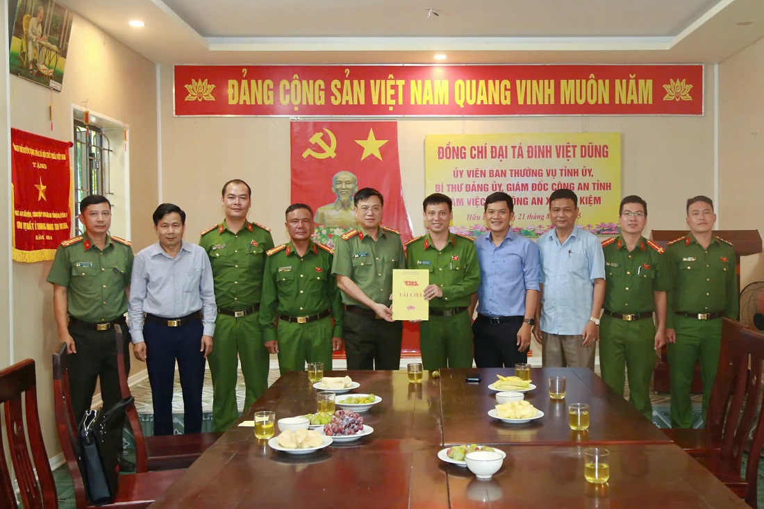 Đồng chí Đại tá Đinh Việt Dũng, Ủy viên Ban Thường vụ Tỉnh ủy, Bí thư Đảng ủy, Giám đốc Công an tỉnh tặng quà, động viên tập thể Chỉ huy và cán bộ, chiến sĩ Công an xã Hữu Kiệm