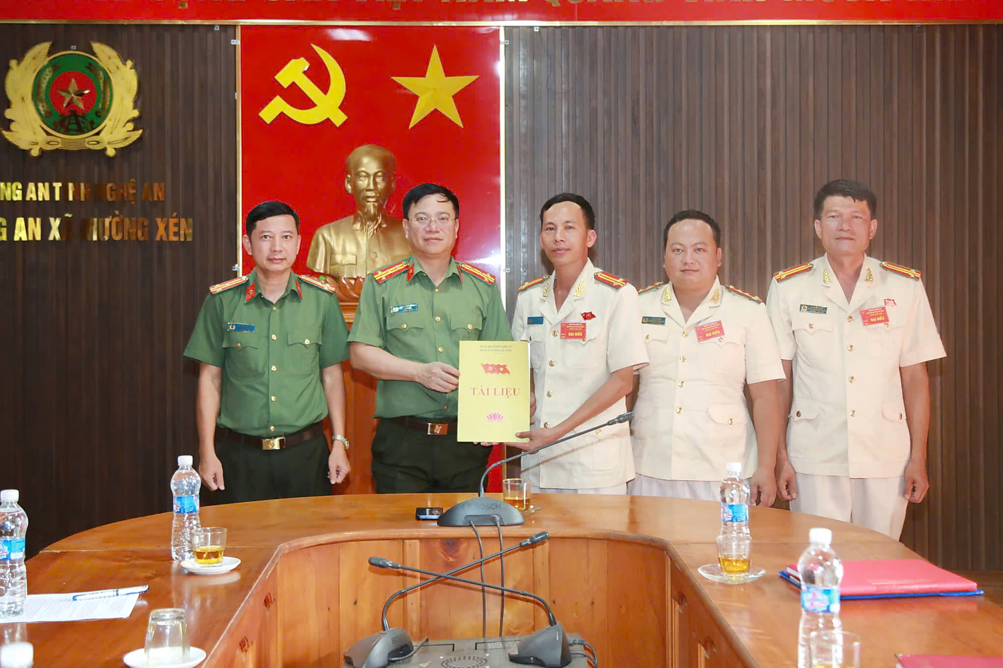 Đồng chí Đại tá Đinh Việt Dũng, Ủy viên Ban Thường vụ Tỉnh ủy, Bí thư Đảng ủy, Giám đốc Công an tỉnh tặng quà, động viên tập thể Chỉ huy và cán bộ, chiến sĩ Công an xã Mường Xén