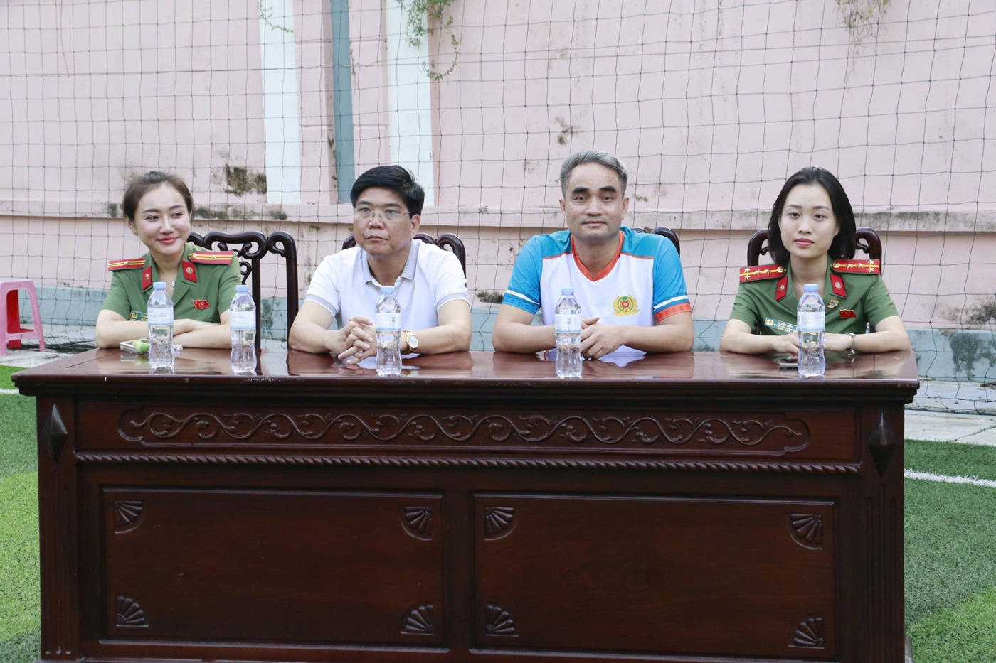 Các đại biểu dự buổi giao lưu bóng đá