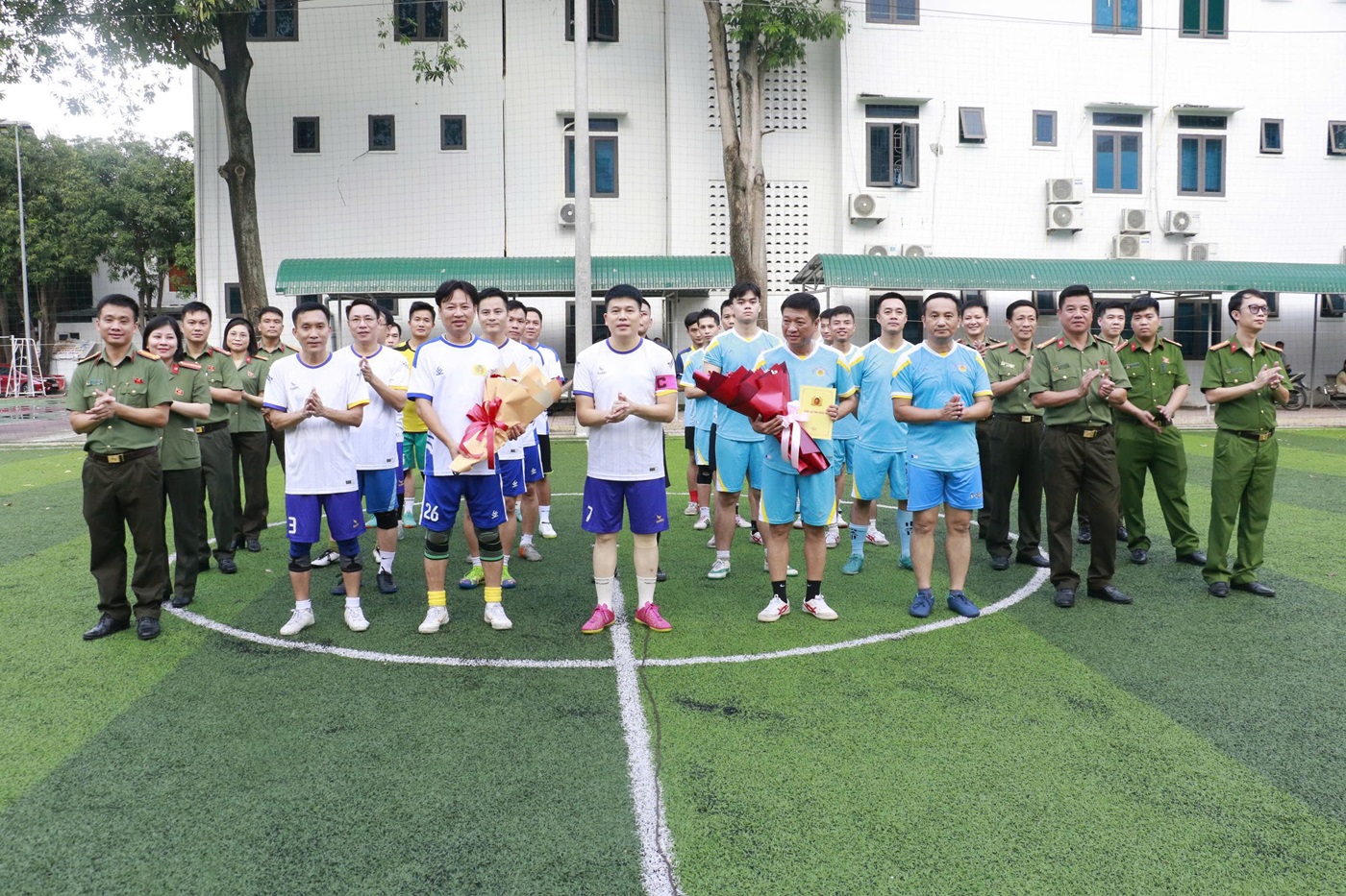 Đồng chí Đại tá Đại tá Trần Hồng Quang, Phó Giám đốc Công an tỉnh tặng hoa tới 02 đội bóng