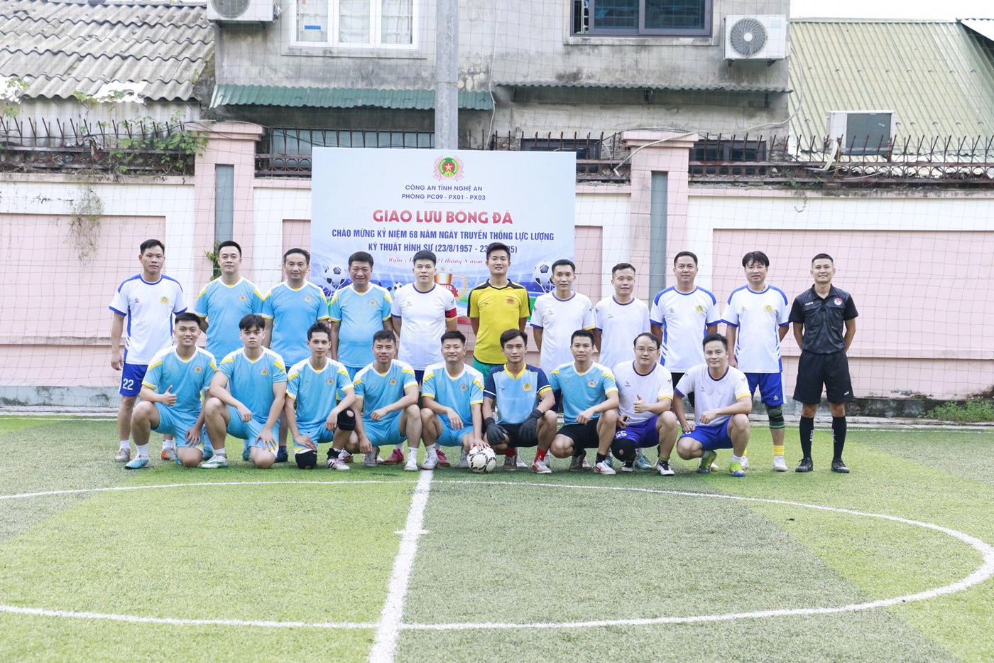 Hai đội bóng chụp ảnh lưu niệm