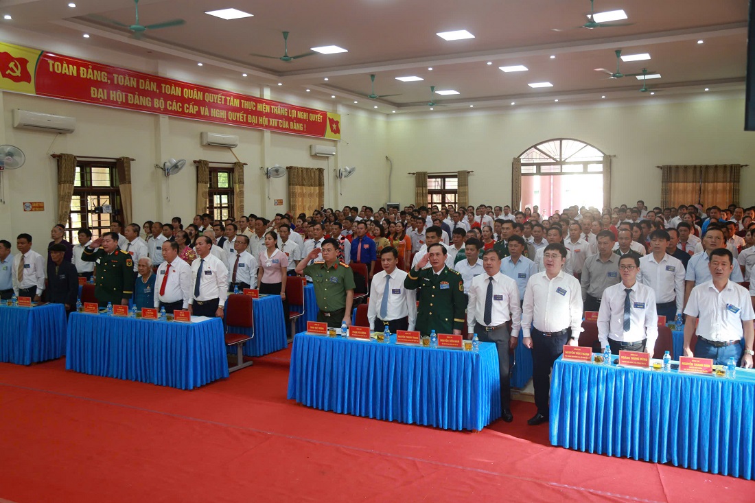 Các đại biểu tham dự Đại hội thực hiện nghi thức chào cờ