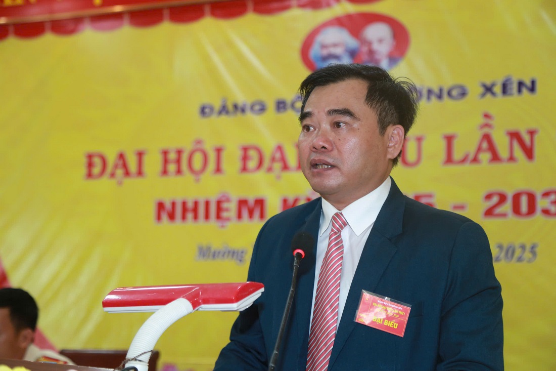 Đồng chí Nguyễn Viết Hùng, Bí thư Đảng uỷ xã Mường Xén phát biểu tại Đại hội