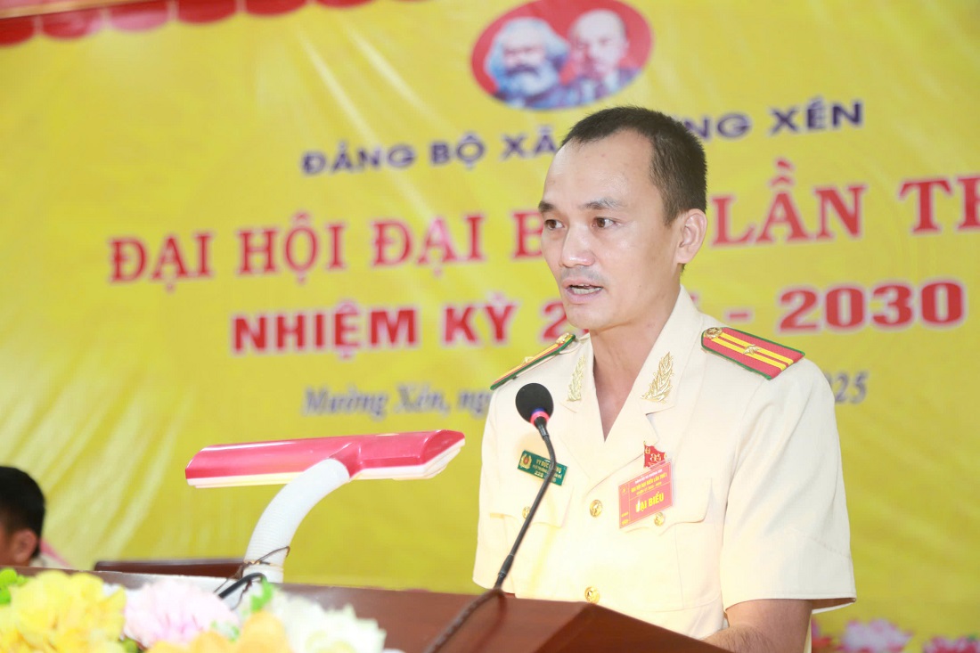 Đại diện Công an xã tham luận về chủ đề đẩy mạnh xây dựng phong trào toàn dân bảo vệ ANTQ