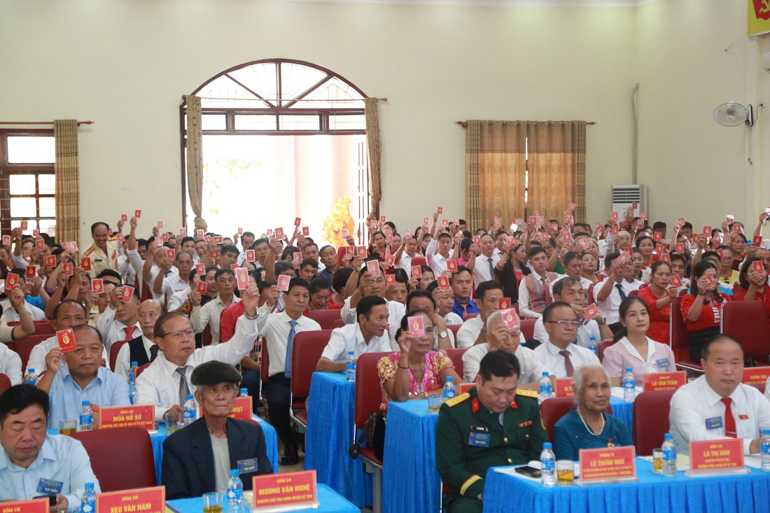 Các đại biểu biểu quyết thông qua dự thảo Nghị quyết Đại hội