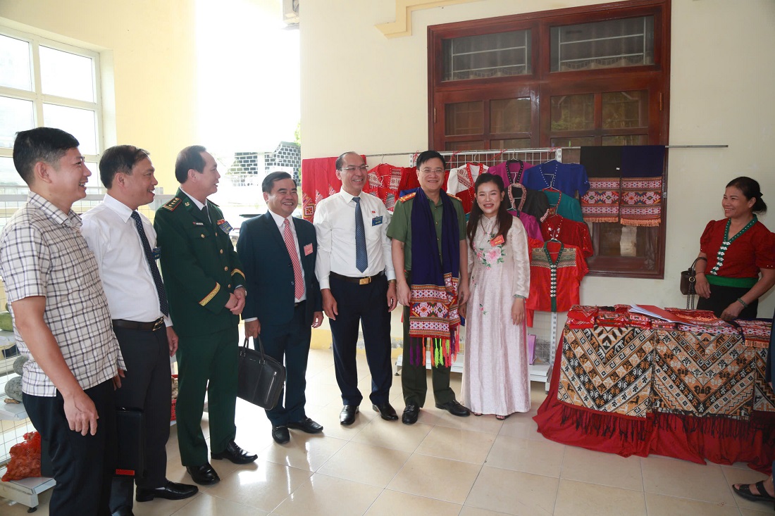 Đồng chí Đại tá Đinh Việt Dũng, Ủy viên Ban Thường vụ Tỉnh ủy, Giám đốc Công an tỉnh cùng các đại biểu tham quan gian hàng địa phương