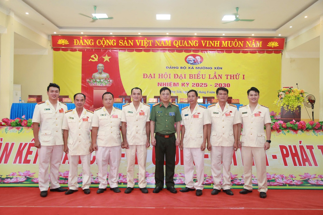 Đồng chí Đại tá Đinh Việt Dũng, Ủy viên Ban Thường vụ Tỉnh ủy, Giám đốc Công an tỉnh chụp ảnh lưu niệm cùng các đại biểu Công an xã Mường Xén