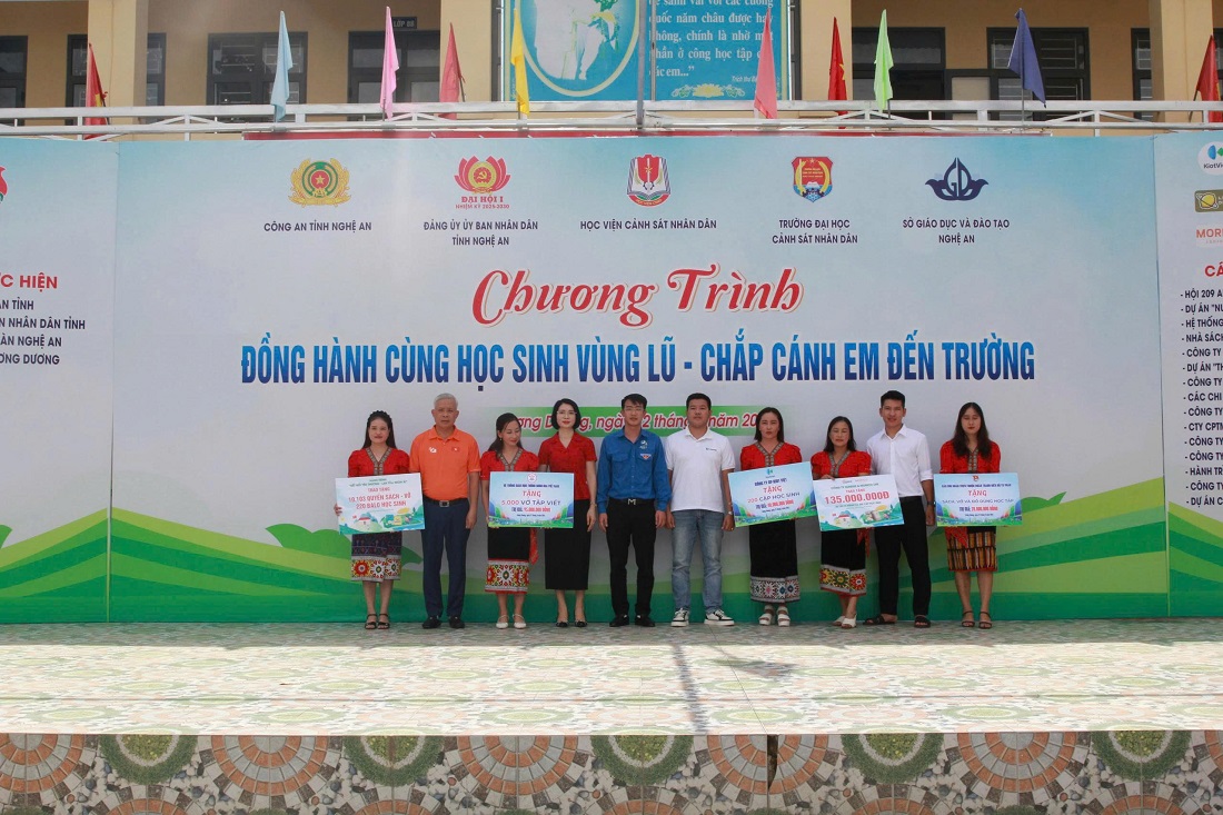 Trao tặng biển tượng trưng cho đại diện các địa phương có trường học, học sinh bị ảnh hưởng, thiệt hại