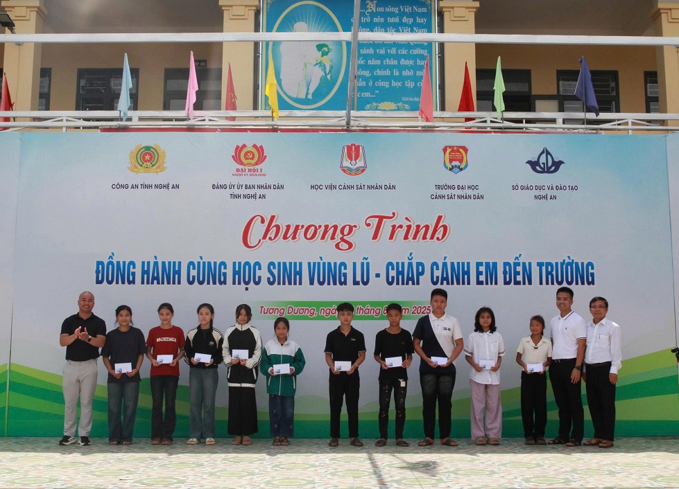 Trao tặng biển tượng trưng cho đại diện các địa phương có trường học, học sinh bị ảnh hưởng, thiệt hại