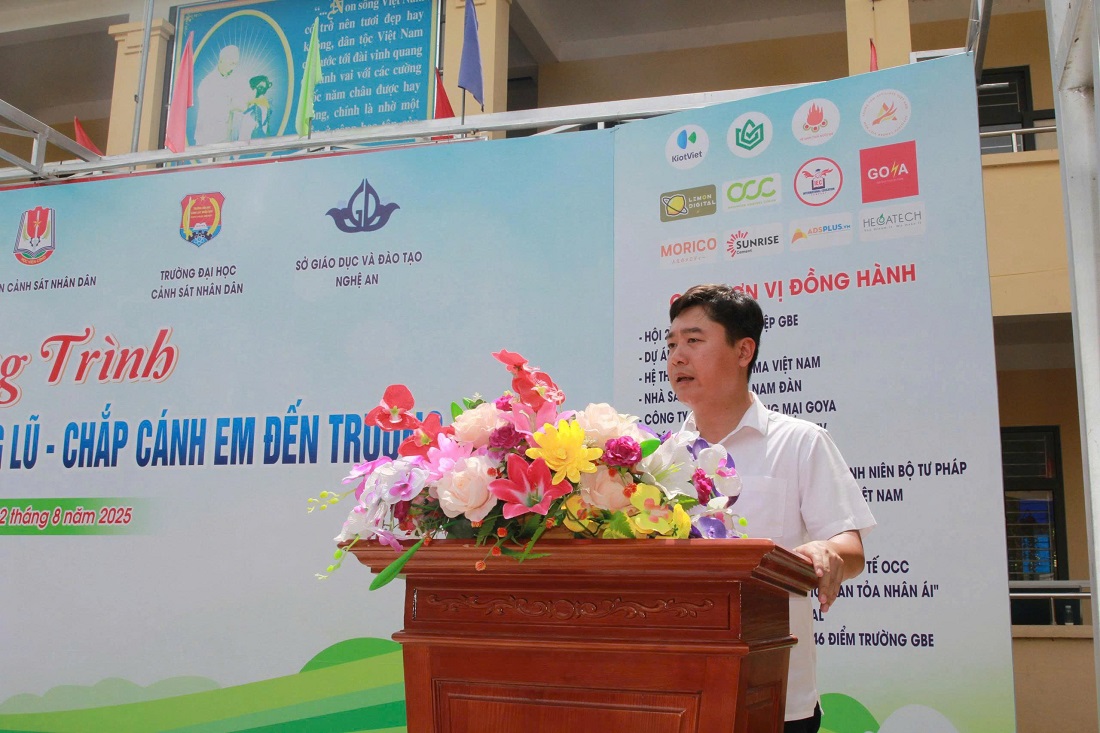 Đồng chí Lê Văn Lương – Tỉnh ủy viên, Bí thư Đảng ủy xã Tương Dương - Đại diện các địa phương phát biểu đáp từ cảm ơn các đơn vị tài trợ