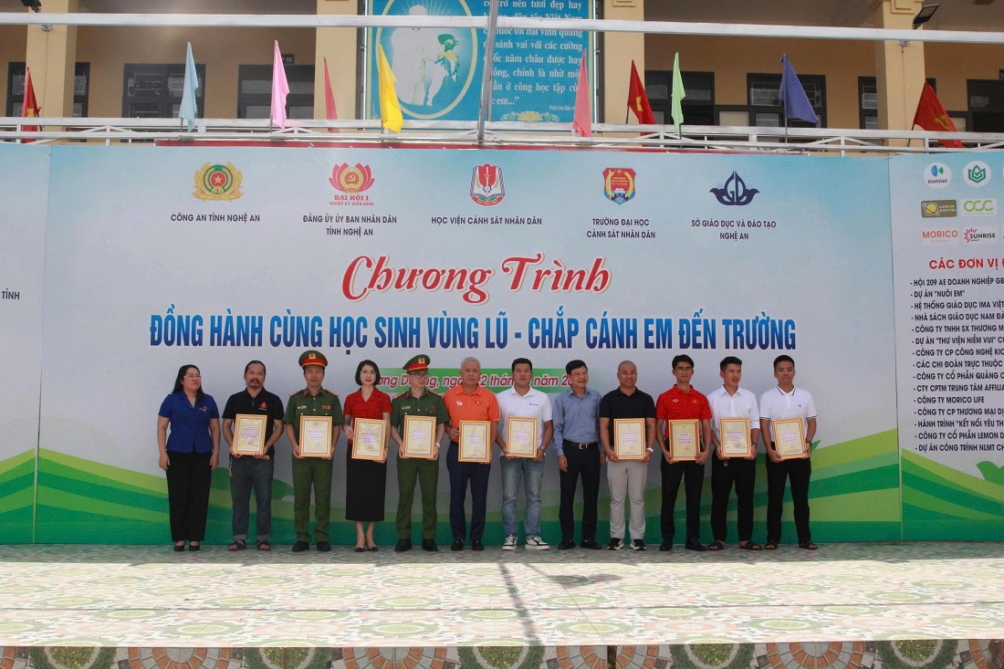 Uỷ ban mặt trận Tổ quốc Việt Nam tỉnh Nghệ An trao chứng nhận tri ân các đơn vị đồng hành, đơn vị tổ chức