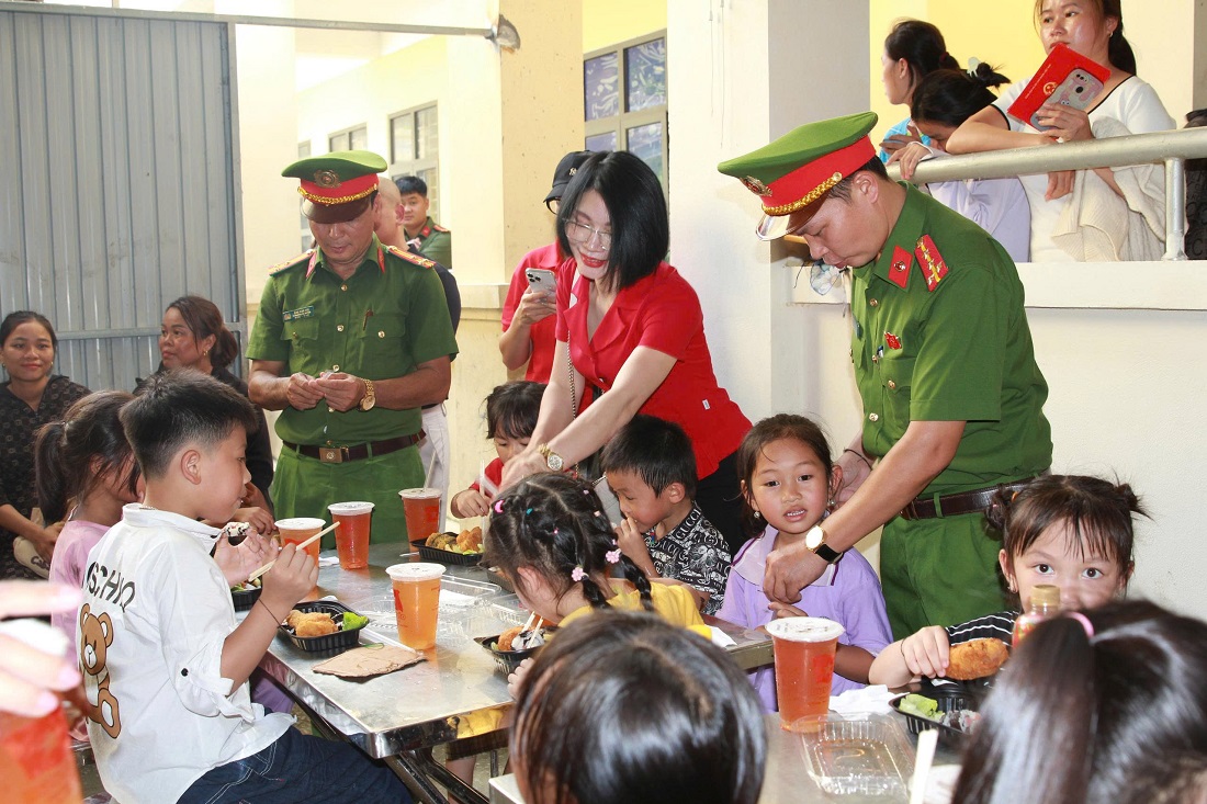 “Bữa cơm yêu thương” nâng bước học sinh vùng lũ