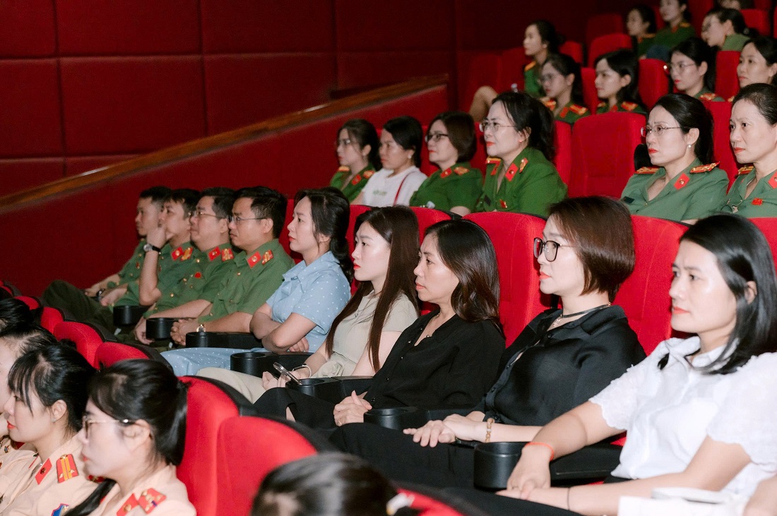 Các đại biểu cùng chăm chú xem những thước phim hấp dẫn, gay cấn