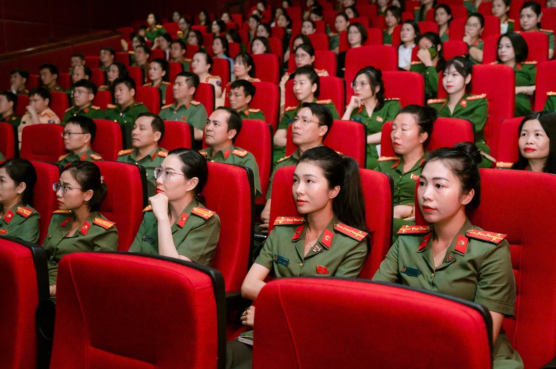 Cán bội, hội viên Hội phụ nữ Công an chăm chú xem từng thước phim 