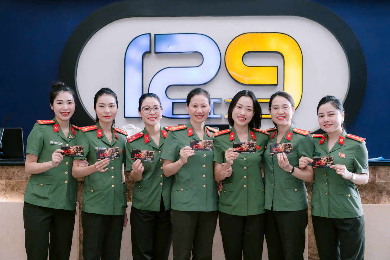 Cán bộ, hội viên Hội phụ nữ và lãnh đạo các Phòng Công an tỉnh hào hứng chờ đợi trước giờ xem phim