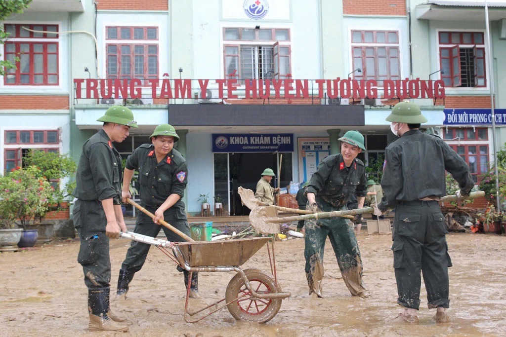 Cán bộ, chiến sĩ Công an Nghệ An tổng dọn vệ sinh, nạo vét bùn đất, phòng, chống dịch bệnh tại Bệnh viện Đa khoa Tương Dương, tỉnh Nghệ An