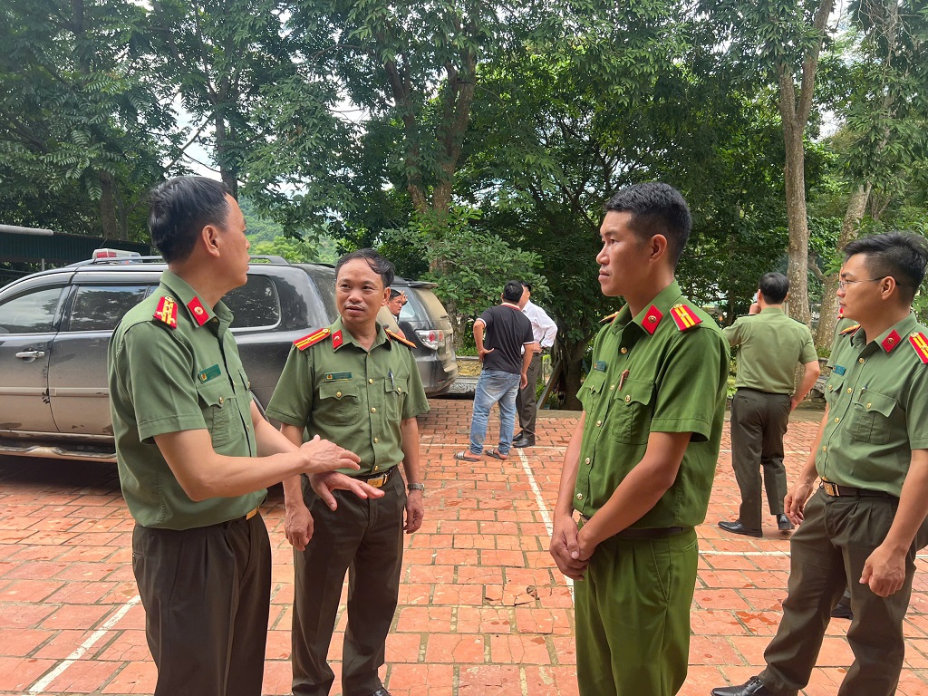 Cục y tế, Bệnh viện 19-8 phối hợp với Bệnh viện Công an tỉnh hướng dẫn công tác đảm bảo nước sạch, vệ sinh môi trường, phòng chống dịch bệnh tại các xã miền Tây xứ Nghệ chịu ảnh hưởng nặng nề do bão số 3 gây ra