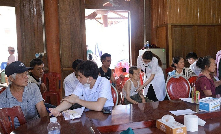 Các bác sĩ Bệnh viện Hữu nghị đa khoa Nghệ An có mặt kịp thời ở vùng lũ xã Mỹ Lý để thăm khám và cấp thuốc miễn phí cho đồng bào.