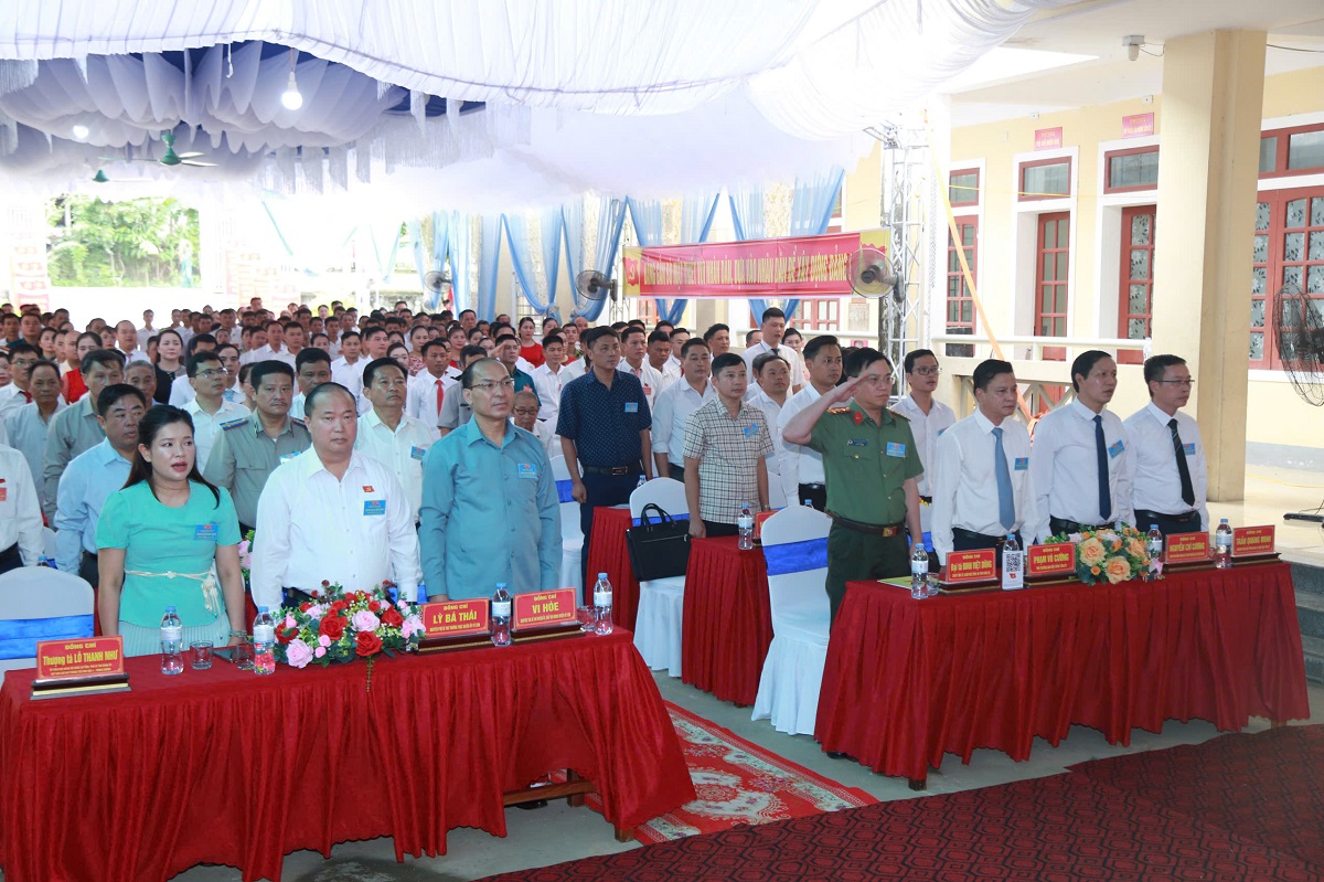 Các đại biểu tham dự Đại hội thực hiện nghi thức chào cờ     