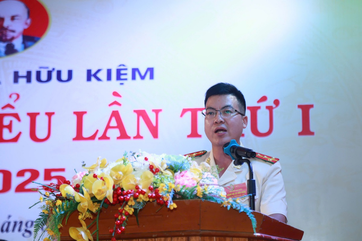 Đại biểu Công an xã Hữu Kiệm trình bày tham luận 