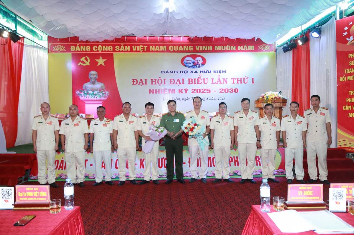 Đồng chí Đại tá Đinh Việt Dũng, Ủy viên Ban Thường vụ Tỉnh ủy, Giám đốc Công an tỉnh chụp ảnh lưu niệm cùng các đại biểu Công an xã Hữu Kiệm 