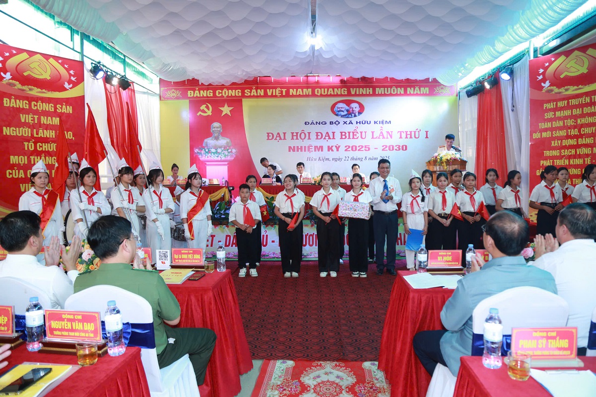 Các đồng chí đại diện Đảng ủy xã Hữu Kiệm cảm ơn Đội thiếu niên nhi đồng xã chúc mừng Đại hội