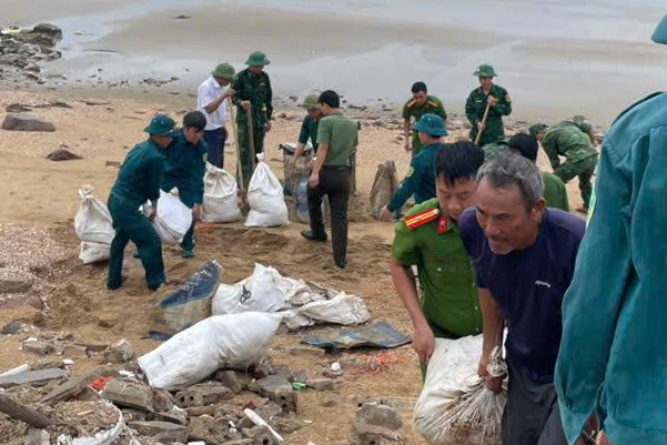 Công an phường Tân Mai phối hợp Đồn Biên phòng Quỳnh Phương và lực lượng ANTT cơ sở, dân quân tự vệ gia cố đê chắn sóng tại khối Tân Minh, phường Tân Mai
