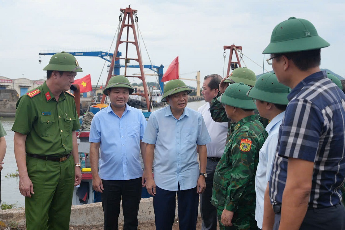 Chủ tịch UBND tỉnh Lê Hồng Vinh cùng các thành viên trong đoàn kiểm tra thực tế công tác phòng, chống bão số 5 tại Cảng Cửa Lò