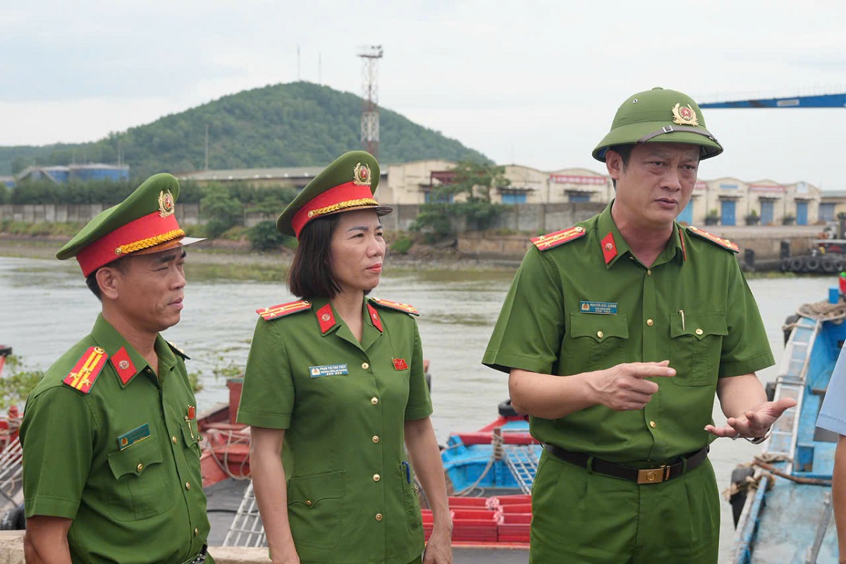 Đồng chí Đại tá Nguyễn Đức Cường, Phó Giám đốc Công  an tỉnh yêu cầu Công an phường Cửa Lò thực hiện tốt phương châm “04 tại chỗ” “03 sẵn sàng” ứng phó với bão số 5 