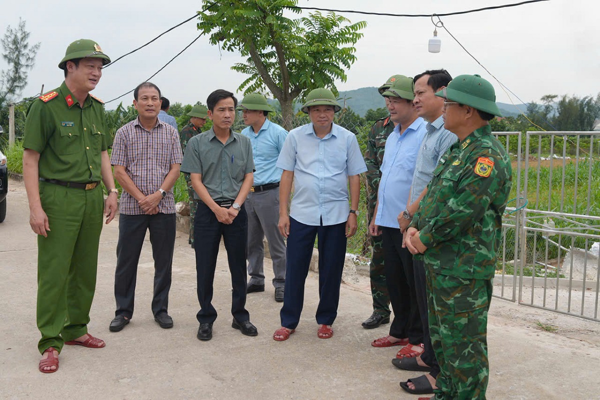 Trực tiếp kiểm tra tại điểm nuôi trồng thuỷ hải sản, gia cầm xã An Châu, đoàn công tác yêu cầu người dân khẩn trương gia cố lồng bè, hồ nuôi, chủ động ứng phó an toàn với mưa bão.