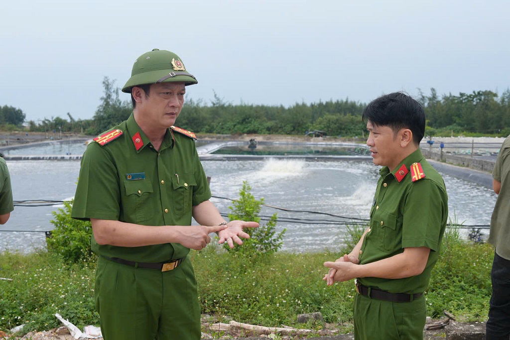Đồng chí Phó Giám đốc Công an tỉnh yêu cầu Công an xã An Châu khẩn trương huy động tối đa lực lượng tại chỗ, lực lượng an ninh cơ sở vận động, tuyên truyền người dân tham gia gia cố công trình, chuẩn bị hậu cần, ứng phó kịp thời và thực hiện sơ tán khi có tình huống nguy hiểm. 
