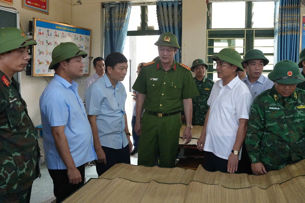 Đoàn kiểm tra công tác chuẩn bị các điều kiện cần thiết để di dời dân đến Trường Tiểu học  Diễn Bích