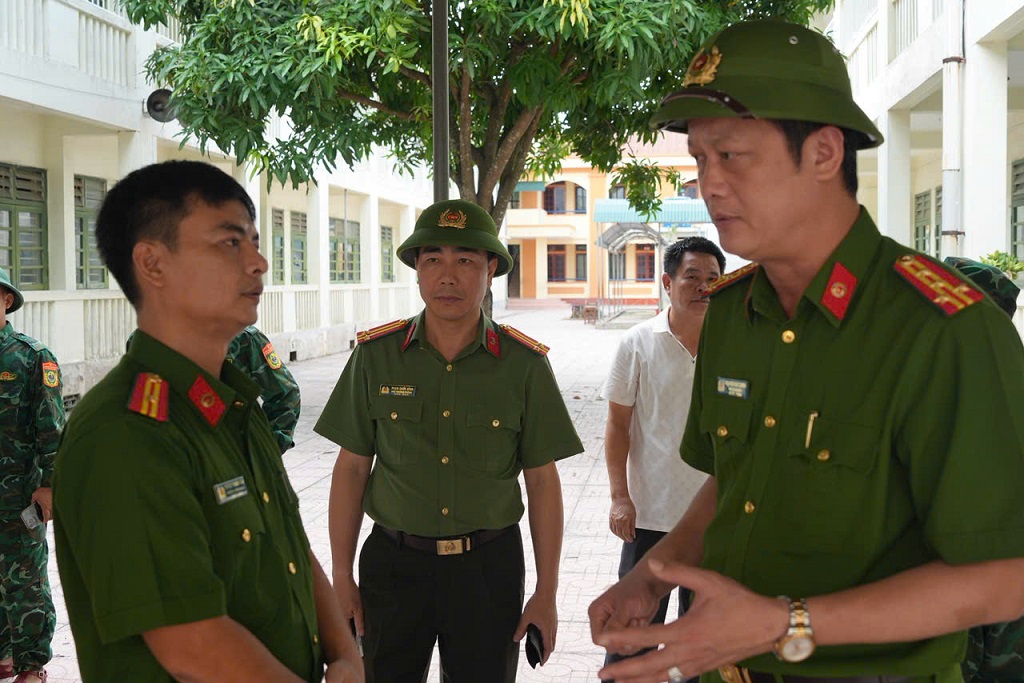 Đồng chí Phó Giám đốc Công an tỉnh yêu cầu Công an phải chủ động nắm bắt tình hình, có phương án di rời dân đến nơi tránh trú an toàn khi cần thiết.