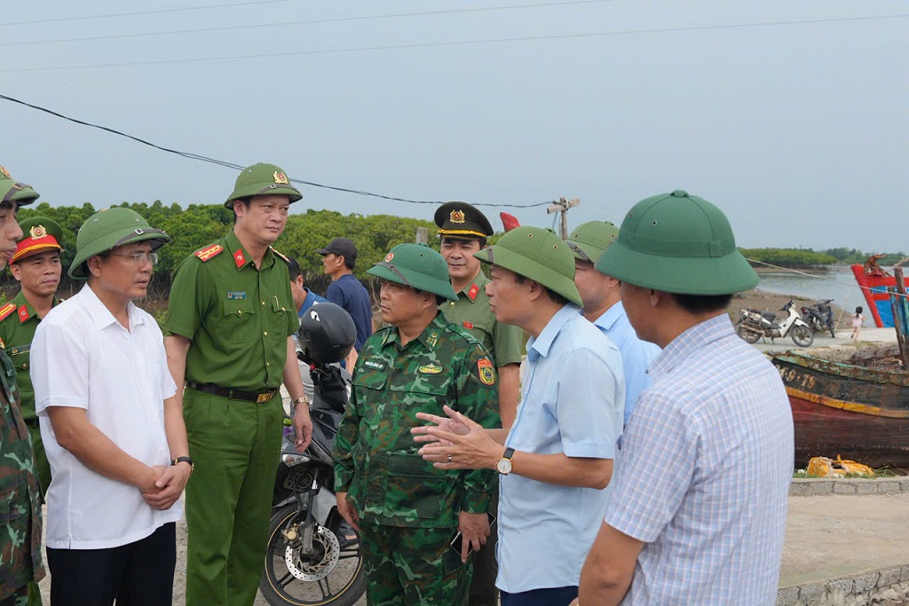Đoàn công tác kiểm tra khu neo đậu tàu thuyền tại cảng cá Lạch Vạn (xã Diễn Châu