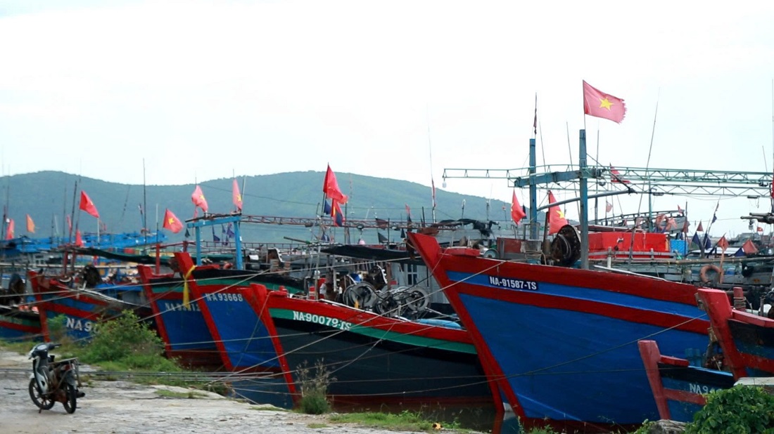 Ngư dân Nghệ An neo đậu tàu thuyền tránh trú bão số 5