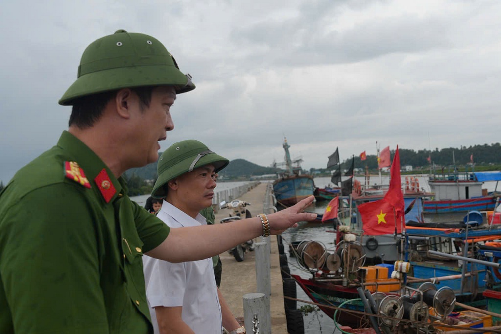 Đồng chí Đại tá Nguyễn Đức Cường, Phó Giám đốc Công an tỉnh cùng các thành viên trong đoàn kiểm tra thực tế công tác phòng, chống bão số 5 tại Cảng Trung Lộc.