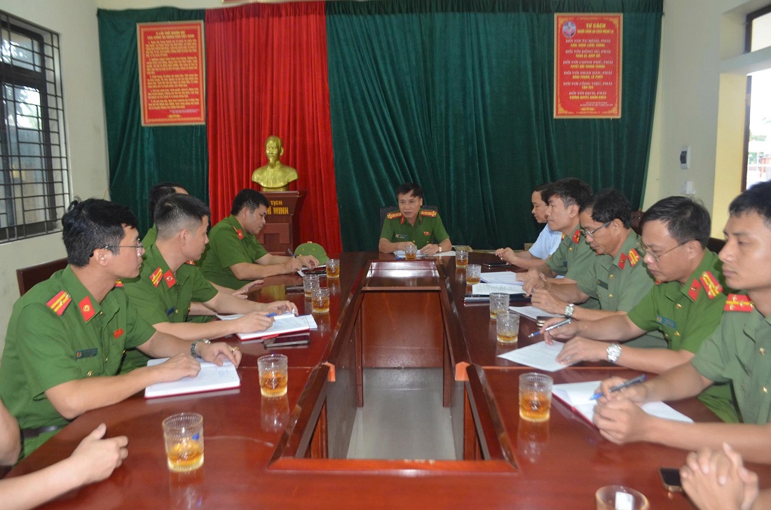 đồng chí Đại tá Nguyễn Duy Thanh, Phó Giám đốc Công an tỉnh  làm việc với Công an xã Quỳnh Phú