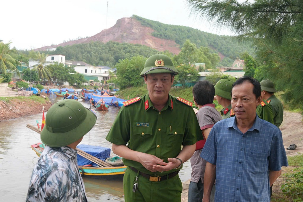 Đồng chí Đại tá Nguyễn Đức Cường, Phó Giám đốc Công an tỉnh cùng các thành viên trong đoàn kiểm tra thực tế công tác phòng, chống bão số 5 tại Cảng Hải Lộc.