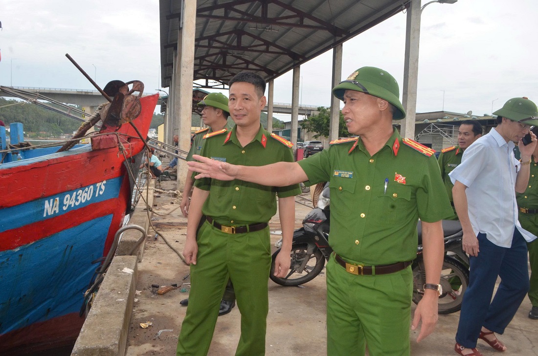 Đồng chí Đại tá Nguyễn Duy Thanh, Phó Giám đốc Công an tỉnh  kiểm tra công tác phòng, chống bão số 5 tại cảng Lạch Quèn