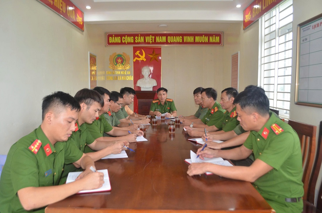 Đồng chí Đại tá Nguyễn Duy Thanh, Phó Giám đốc Công an tỉnh làm việc với Công an xã Hải Châu