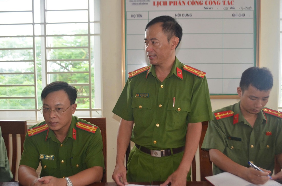 Đại diện Công an xã Hải Châu báo cáo công tác phòng, chống bão số 5 trên địa bàn