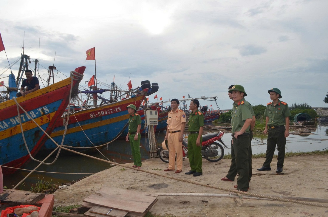 Đồng chí Đại tá Nguyễn Duy Thanh, Phó Giám đốc Công an tỉnh kiểm tra các địa điểm neo đậu tàu thuyền trên địa bàn xã Hải Châu