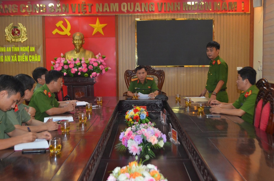 Đồng chí Đại tá Nguyễn Duy Thanh, Phó Giám đốc Công an tỉnh làm việc với Công an xã Diễn Châu