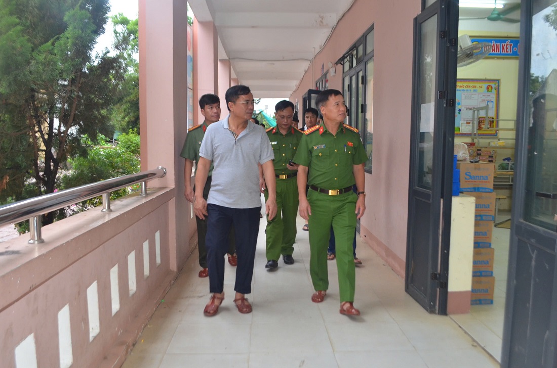 Đồng chí Đại tá Nguyễn Duy Thanh, Phó Giám đốc Công an tỉnh kiểm tra công tác phòng, chống bão số 5 tại các trường học trên địa bàn xã Diễn Châu